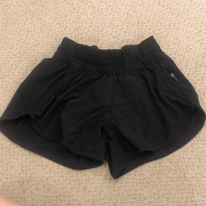 Lululemon TRACKER SHORT V *4"